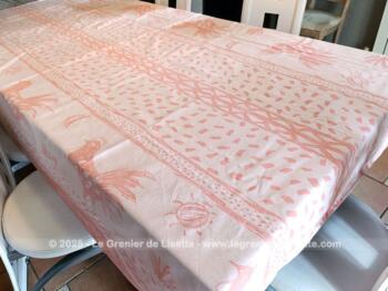 Création de Zofia Rostand, voici une superbe nappe rectangulaire de 155 x 280 cm réalisée dans un beau coton épais couleur saumon avec des dessins enfantins de poules. Aussi belle à l'endroit qu'à l'envers.