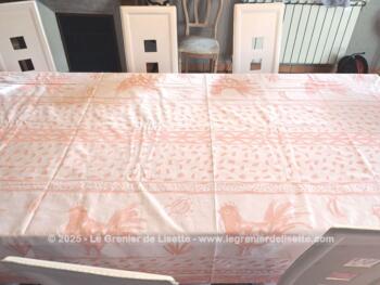 Création de Zofia Rostand, voici une superbe nappe rectangulaire de 155 x 280 cm réalisée dans un beau coton épais couleur saumon avec des dessins enfantins de poules. Aussi belle à l'endroit qu'à l'envers.