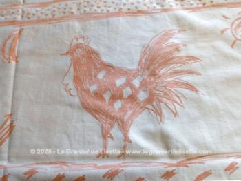 Création de Zofia Rostand, voici une superbe nappe rectangulaire de 155 x 280 cm réalisée dans un beau coton épais couleur saumon avec des dessins enfantins de poules. Aussi belle à l'endroit qu'à l'envers.