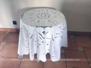 Belle nappe ronde blanche, broderies ajourées et  dentelles