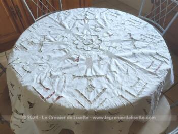 Belle nappe blanche ronde de 165 cm de diamètre réalisée toutes en broderies ajourées et incrustation de dentelles.